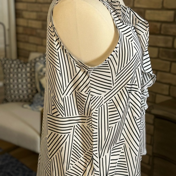 Sleeveless graphic stripe blouse. - Picture 2 of 5